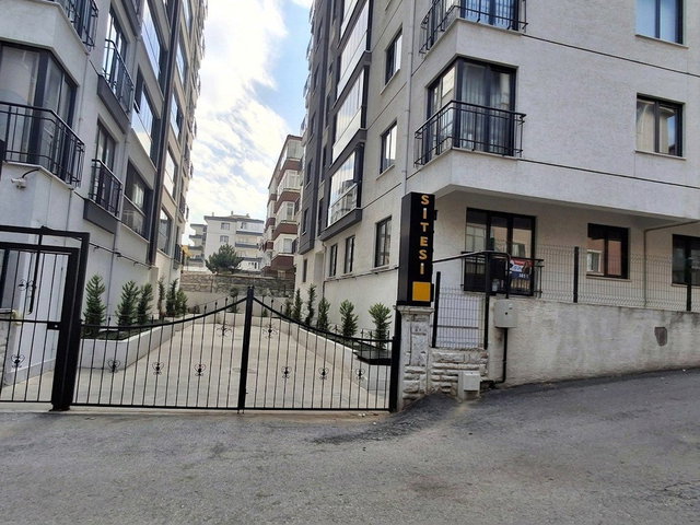 REMAX BEYAZ BEŞEVLER SİTE İÇİ 3+1 KİRALIK DAİRE