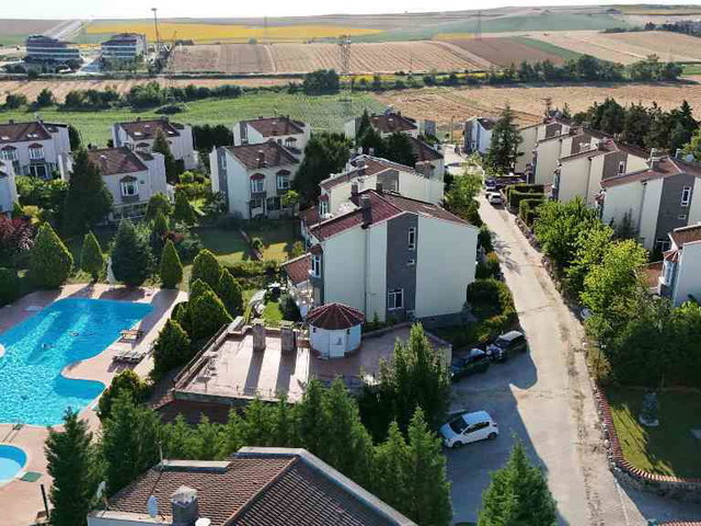 LÜLEBURGAZ’DA 5+1 | 400 M² BRÜT | 3 KATLI, 4 BANYOLU GENİŞ VİLLA
