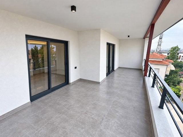 İZMİT YEŞİLOVA'DA SATILIK 155 M² 3+1 EĞİMSİZ ÇATI DUBLEKSİ