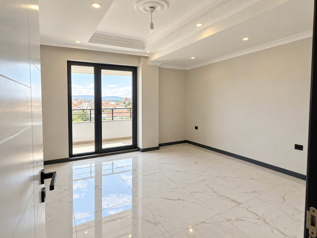 İZMİT YEŞİLOVA'DA SATILIK 155 M² 3+1 EĞİMSİZ ÇATI DUBLEKSİ