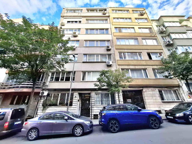ŞİŞLİ SIRACEVİZLER CADDESİNDE BOMONTİ'YE TOPLU TAŞIMAYA YAKIN  SATILIK 2+1 ARA KAT DAİRE