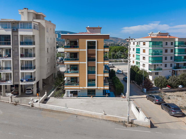 GÜZELBAHÇE YELKI'DE SATILIK BAHÇELI OTOPARKLI 3+1 DAIRE