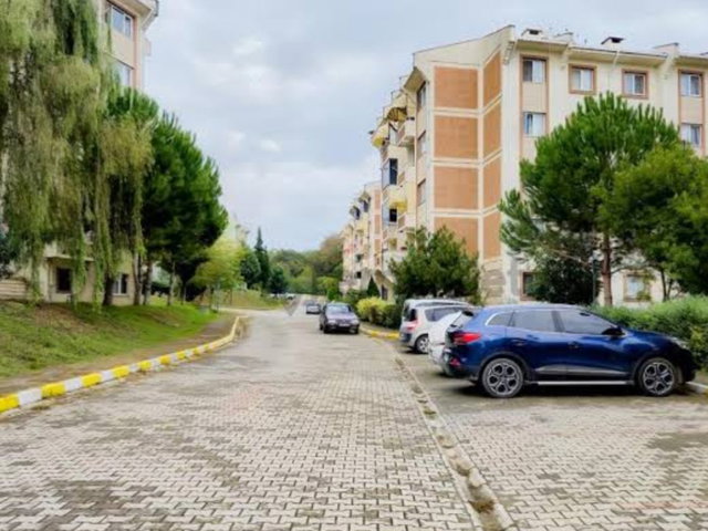ADAPAZARI’NDA SİTE İÇİNDE, EN ÜST KAT 2+1 KİRALIK DAİRE | BALKONLU, KOMBİLİ, BOŞ