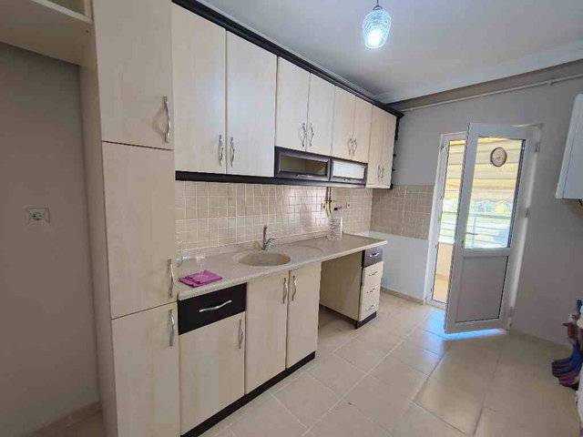 ADAPAZARI’NDA SİTE İÇİNDE, EN ÜST KAT 2+1 KİRALIK DAİRE | BALKONLU, KOMBİLİ, BOŞ
