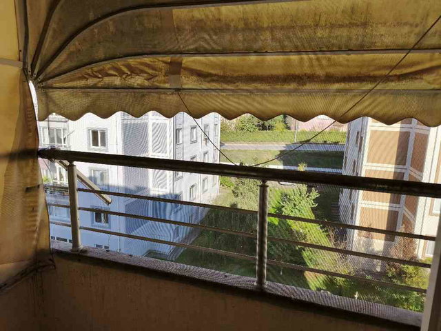ADAPAZARI’NDA SİTE İÇİNDE, EN ÜST KAT 2+1 KİRALIK DAİRE | BALKONLU, KOMBİLİ, BOŞ