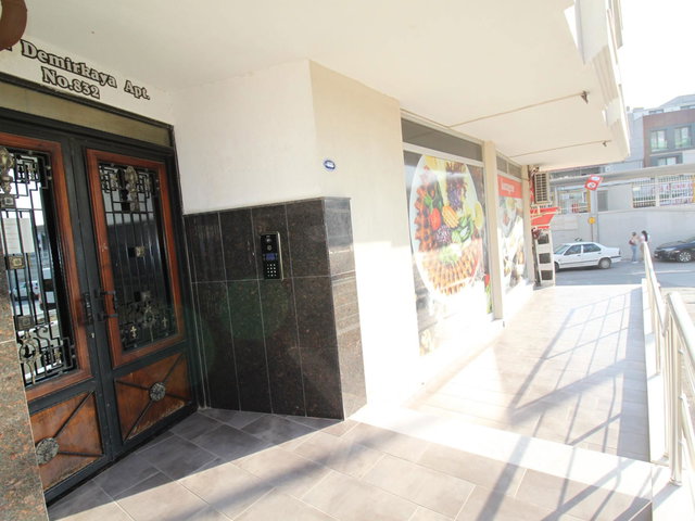 ÇIĞLI EĞT. ARŞ. HASTANESI VE İZBAN YAKININDA EŞYALI KIRALIK 2+1 DAIRE