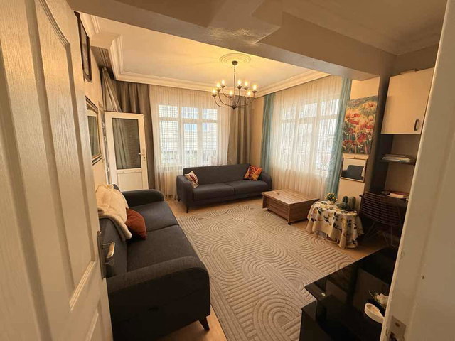 OKMEYDANI’NDA ANA CADDEYE YAKIN 1. KAT BALKONLU 1+1 DAİRE