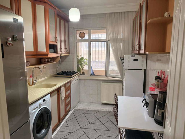 OKMEYDANI’NDA ANA CADDEYE YAKIN 1. KAT BALKONLU 1+1 DAİRE