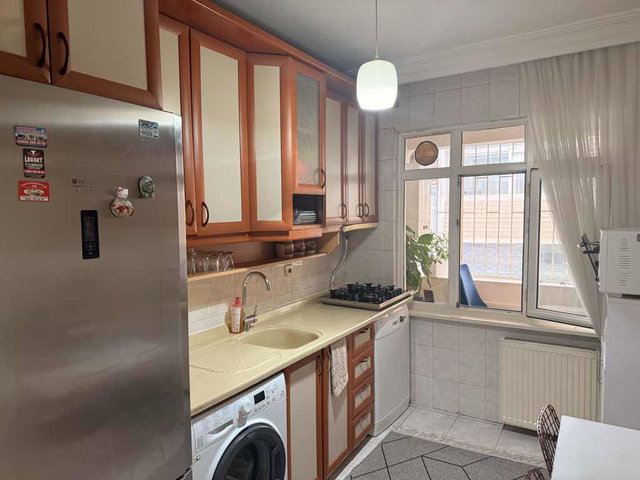 OKMEYDANI’NDA ANA CADDEYE YAKIN 1. KAT BALKONLU 1+1 DAİRE