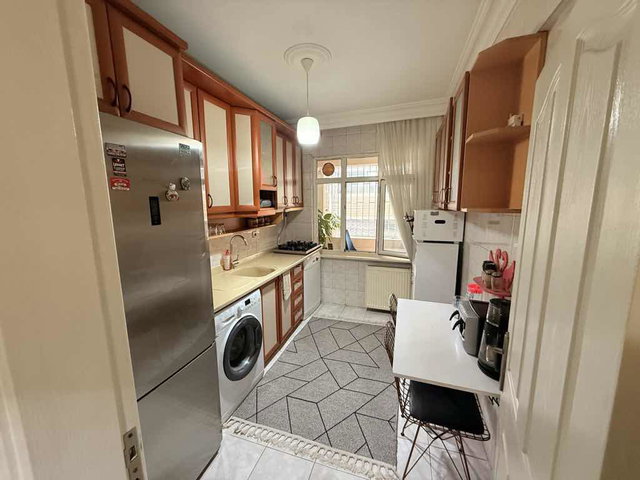 OKMEYDANI’NDA ANA CADDEYE YAKIN 1. KAT BALKONLU 1+1 DAİRE