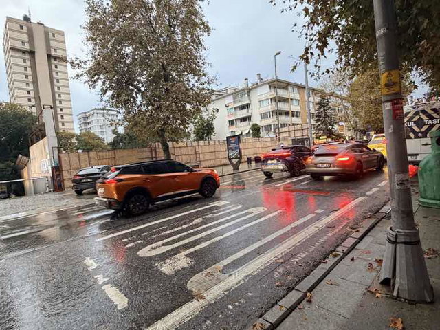 CADDEBOSTAN BAĞDAT CADDESİ’NİN TAM ÜZERİNDE , CADDENİN DENİZ TARAFINDA , BOYNER KARŞISINDA DENİZ VE