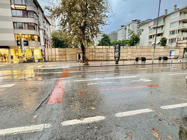 CADDEBOSTAN BAĞDAT CADDESİ’NİN TAM ÜZERİNDE , CADDENİN DENİZ TARAFINDA , BOYNER KARŞISINDA DENİZ VE