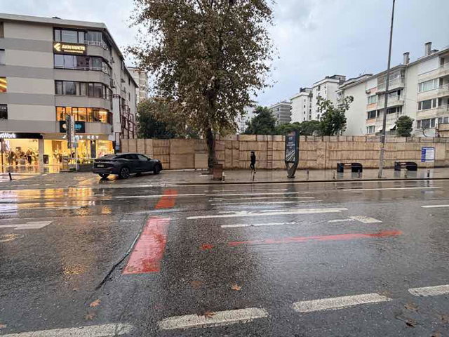 CADDEBOSTAN BAĞDAT CADDESİ’NİN TAM ÜZERİNDE , CADDENİN DENİZ TARAFINDA , BOYNER KARŞISINDA DENİZ VE