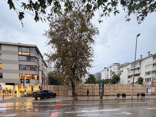 CADDEBOSTAN BAĞDAT CADDESİ’NİN TAM ÜZERİNDE , CADDENİN DENİZ TARAFINDA , BOYNER KARŞISINDA DENİZ VE