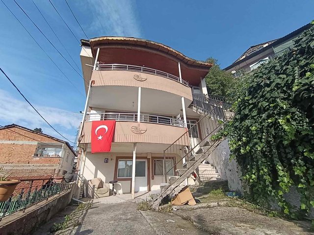 İZMİT ZABITAN'DA SATILIK 3 KATLI BİNA! DENİZ MANZARALI
