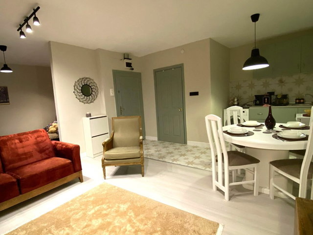 ÜSKÜDAR MERKEZDE CADDE ÜZERİ 1+1 EŞYALI KULLANIMA HAZIR KİRALIK DAİRE