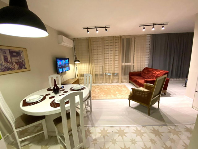 ÜSKÜDAR MERKEZDE CADDE ÜZERİ 1+1 EŞYALI KULLANIMA HAZIR KİRALIK DAİRE