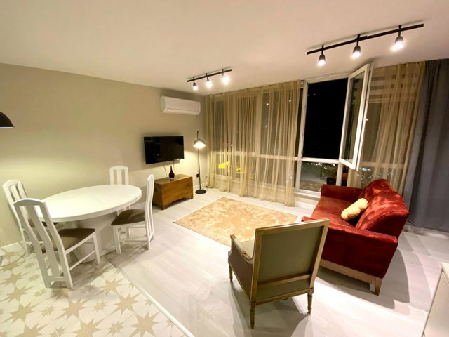 ÜSKÜDAR MERKEZDE CADDE ÜZERİ 1+1 EŞYALI KULLANIMA HAZIR KİRALIK DAİRE