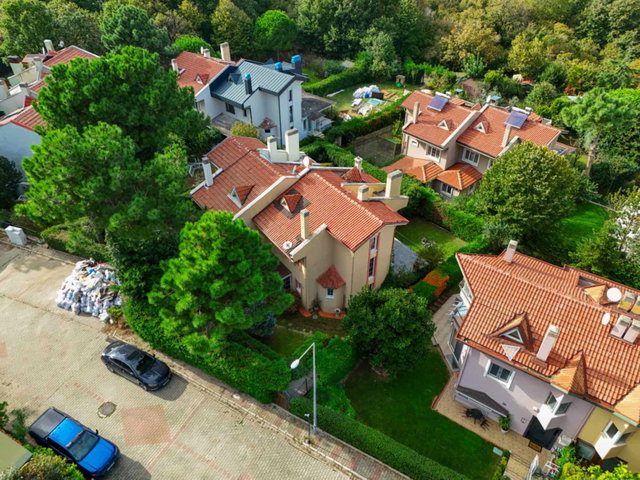 USKUMRUKÖY MEVSİM SİTESİ’NDE SATILIK BAHÇELİ 5+1 İKİZ VİLLA