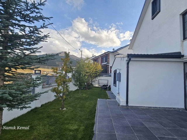 REMAX İLKE'DEN KAYAKYOLU'NDA 5,5+1 SATILIK VİLLA