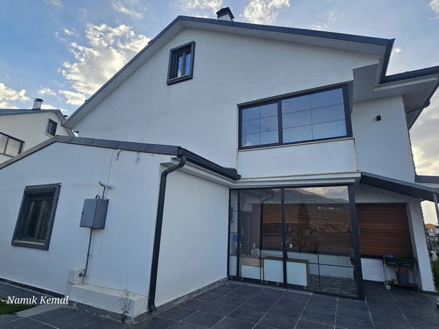 REMAX İLKE'DEN KAYAKYOLU'NDA 5,5+1 SATILIK VİLLA