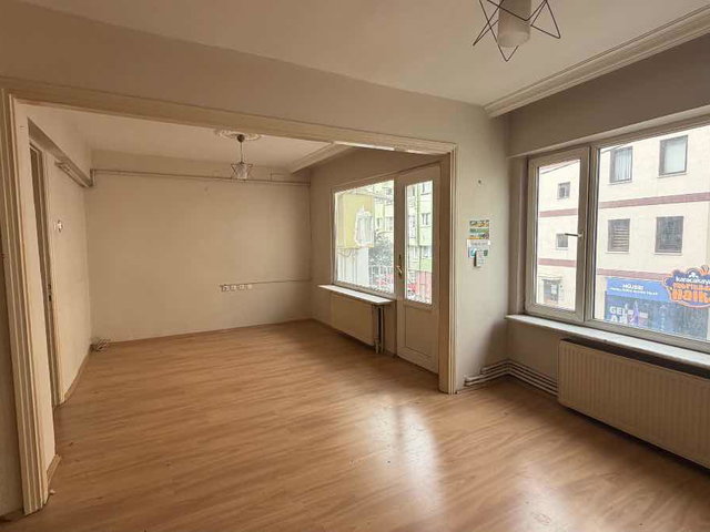 REMAX BEYAZ ORTAPAZAR CADDESİ ÜZERİNDE SATILIK KAT MÜLKİYETLİ 2+1 DAİRE