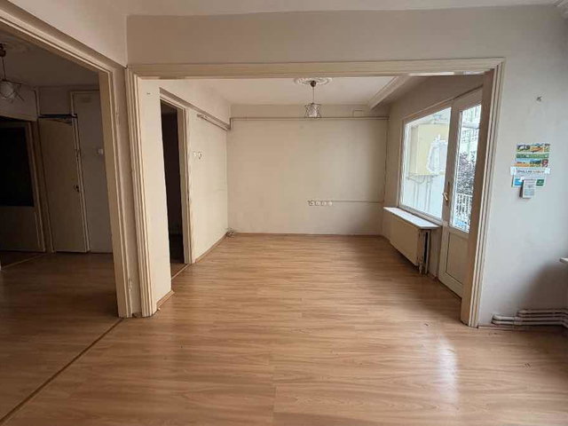 REMAX BEYAZ ORTAPAZAR CADDESİ ÜZERİNDE SATILIK KAT MÜLKİYETLİ 2+1 DAİRE