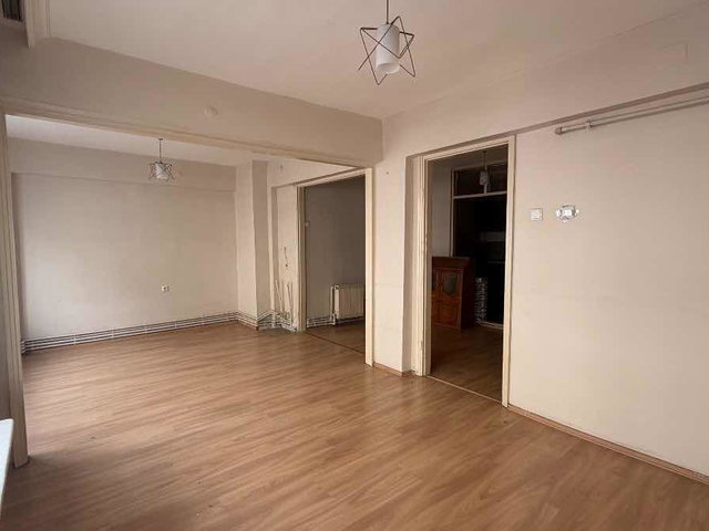 REMAX BEYAZ ORTAPAZAR CADDESİ ÜZERİNDE SATILIK KAT MÜLKİYETLİ 2+1 DAİRE
