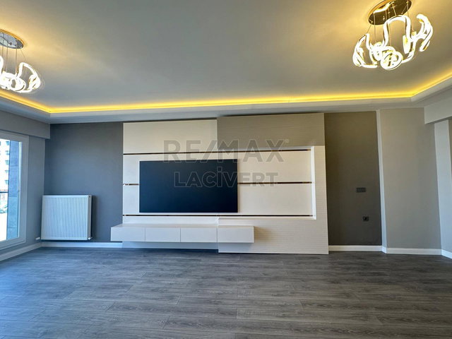RE/MAX LACİVERT'TEN SEFA PARK'TA ULTRA LÜKS SATILIK 4+1 DAİRE