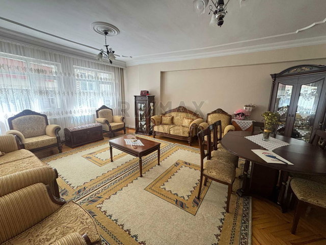 RE/MAX LACİVERT'TEN ŞEHIR MERKEZI'NDE SATILIK 3+1 DAİRE
