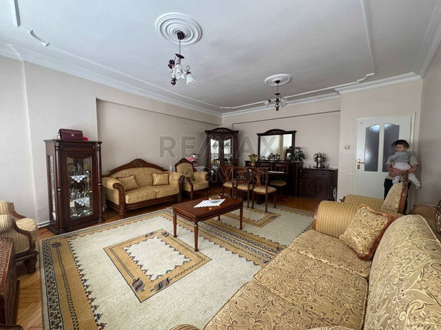 RE/MAX LACİVERT'TEN ŞEHIR MERKEZI'NDE SATILIK 3+1 DAİRE