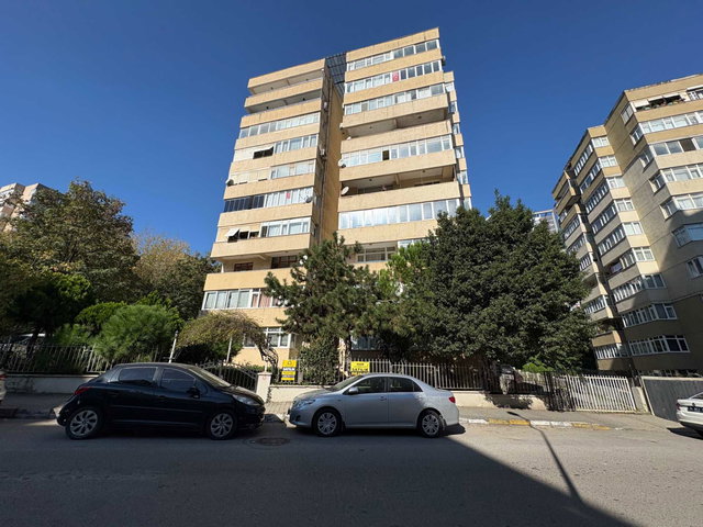KADIKÖY MERDİVENKÖY ONAY SİTESİ’NDE 3+1 | 120 M² BRÜT | BALKONLU | BOŞ
