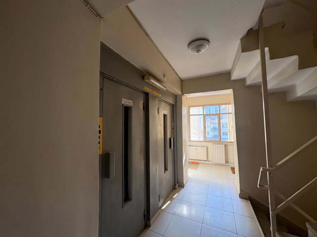 KADIKÖY MERDİVENKÖY ONAY SİTESİ’NDE 3+1 | 120 M² BRÜT | BALKONLU | BOŞ
