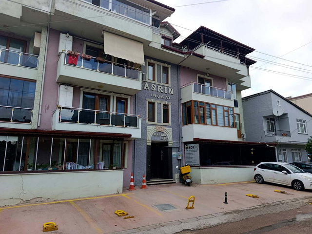 KONAK HASTANESİNE YAKIN, TERASLI 2,5+1 EŞYALI KİRALIK DAİRE