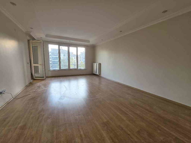 BEYLİKDÜZÜ YEŞİLYURT CADDESİ 

ÇINAR EVLER SİTESİNDE 

KİRALIK 2+1 DAİRE,