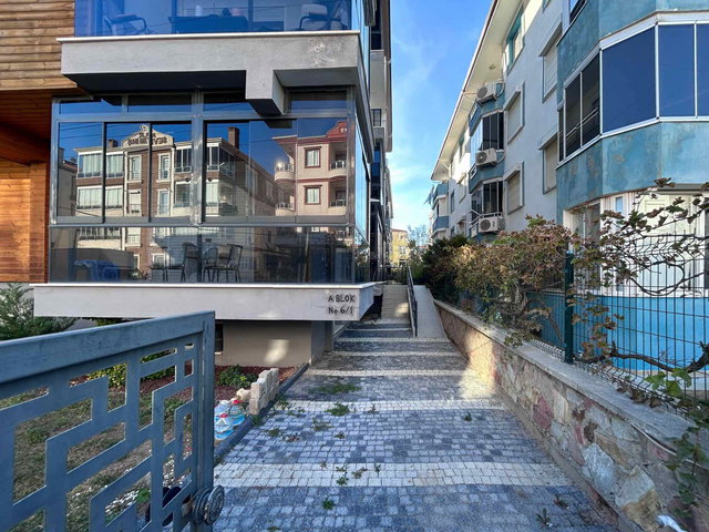 AYVALIK SARIMSAKLI’DA  MANZARALI, ASANSÖRLÜ SATILIK 1+1 DAİRE