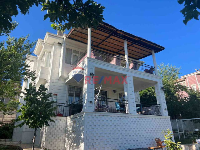 HAZAR GÖLÜNDE YÜCE TATIL SITESINDE SATILIK 4+1 VILLA