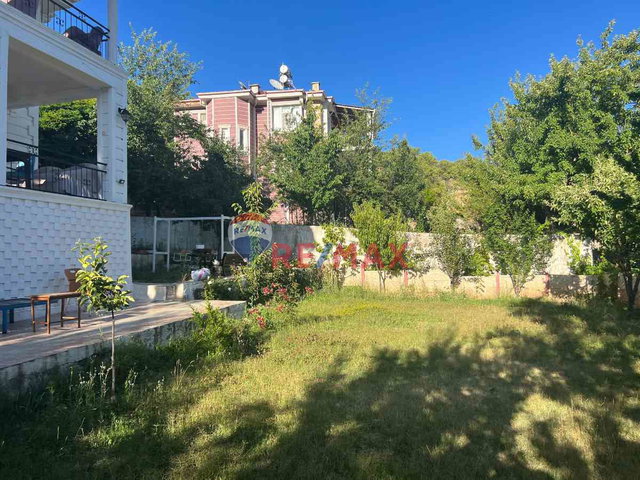 HAZAR GÖLÜNDE YÜCE TATIL SITESINDE SATILIK 4+1 VILLA