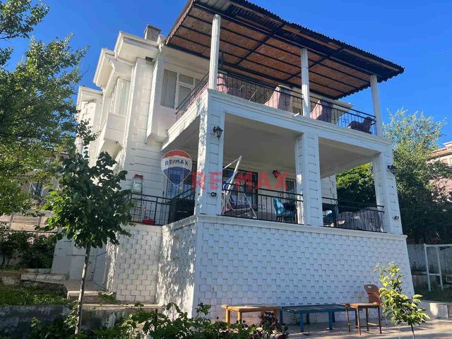 HAZAR GÖLÜNDE YÜCE TATIL SITESINDE SATILIK 4+1 VILLA