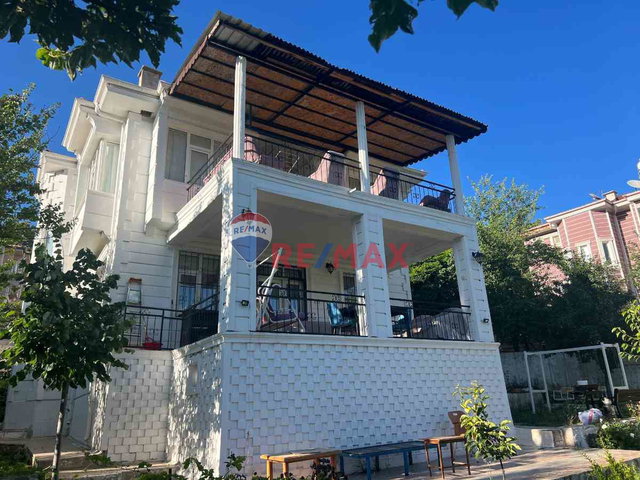 HAZAR GÖLÜNDE YÜCE TATIL SITESINDE SATILIK 4+1 VILLA