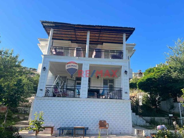 HAZAR GÖLÜNDE YÜCE TATIL SITESINDE SATILIK 4+1 VILLA