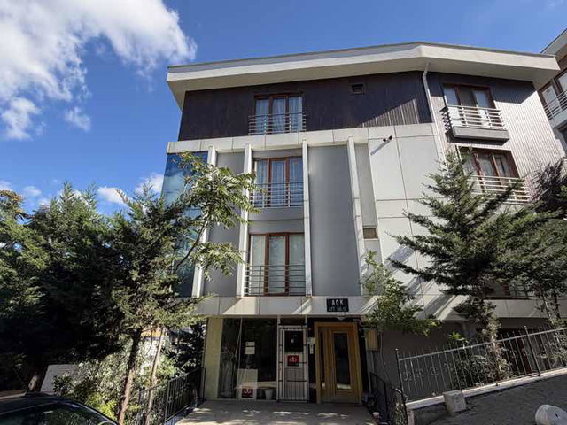 HASANPAŞA’DA KÖŞE BİNA DA İSKANLI ASANSÖRLÜ DUBLEKS DAİRE