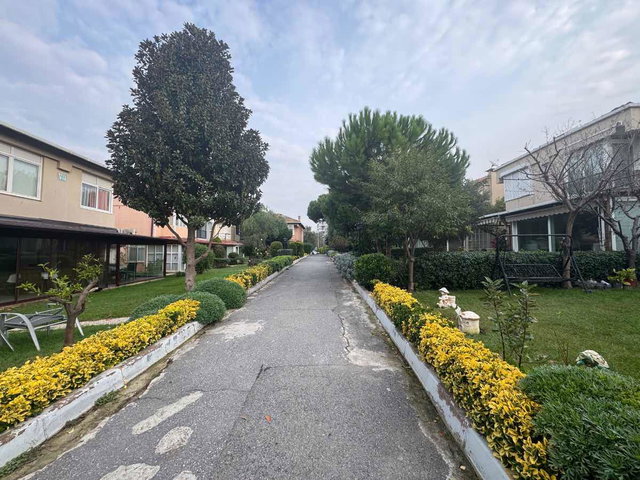 TUZLA POSTANE’DE YOKEŞ DENİZ SİTESİ’NDE GÜNEY-DOĞU CEPHELİ 2+1 KİRALIK VİLLA