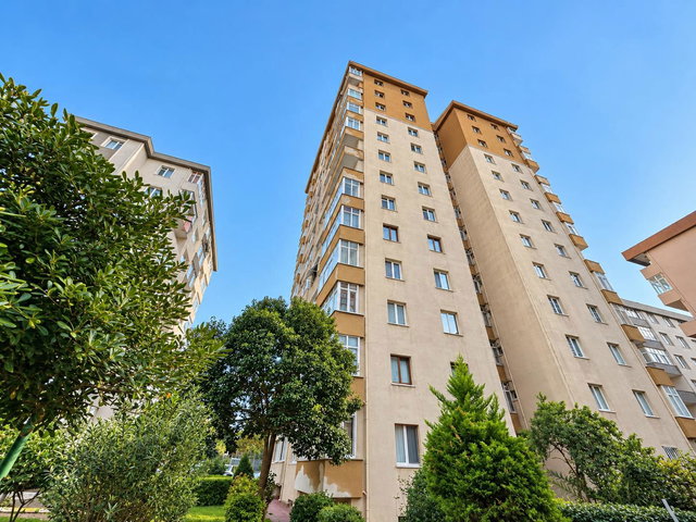KURUCULAR SİTESİ’NDE METROYA YAKIN, YENİLENMİŞ SATILIK 2+1 DAİRE