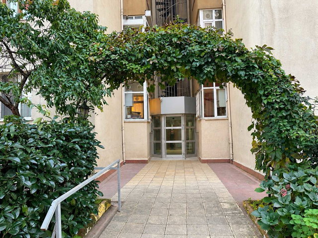 KURUCULAR SİTESİ’NDE METROYA YAKIN, YENİLENMİŞ SATILIK 2+1 DAİRE