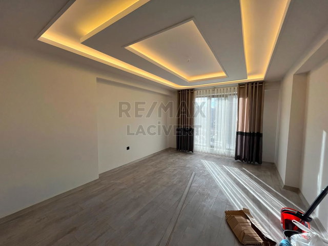 RE/MAX LACİVERT'TEN YILDIZKENT'TE SATILIK 4+1 DAİRE