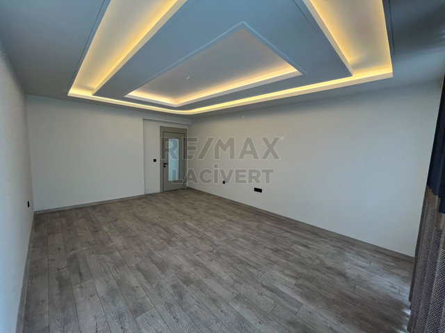 RE/MAX LACİVERT'TEN YILDIZKENT'TE SATILIK 4+1 DAİRE