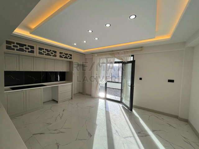 RE/MAX LACİVERT'TEN YILDIZKENT'TE SATILIK 4+1 DAİRE