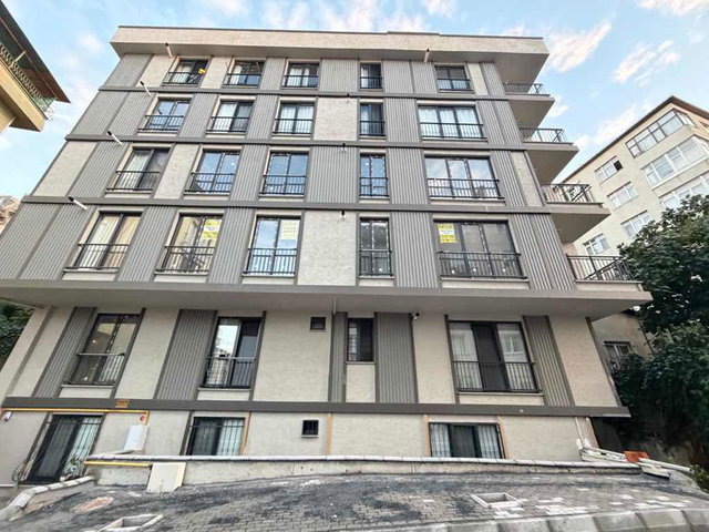 DİKİLİTAŞ’TA YENİ BİNA ARA KAT BALKONLU 3+1 SATILIK DAİRE