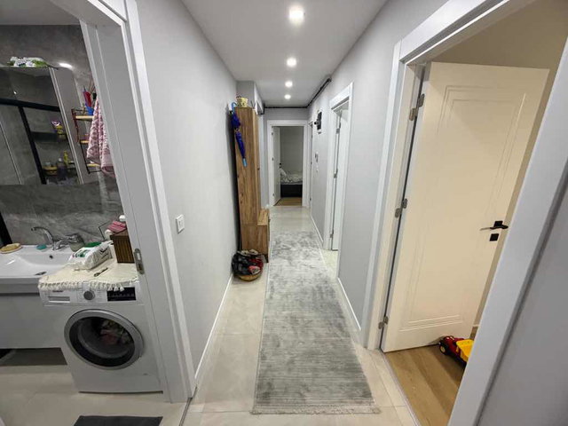 DİKİLİTAŞ’TA YENİ BİNA ARA KAT BALKONLU 3+1 SATILIK DAİRE